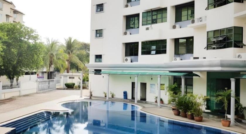 Stallions Suites Penang Jelutong Экстерьер фото